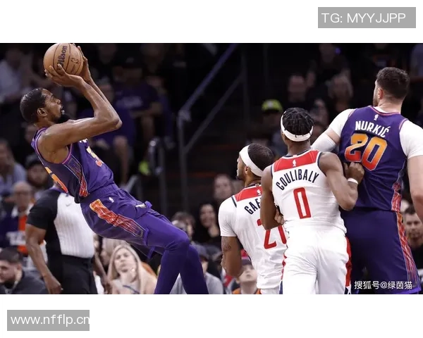 布克强调团队合作的重要性关键时刻每个人都需挺身而出