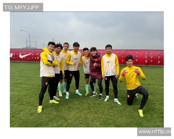 蒯纪闻与杨希合影庆祝新队友加入重温老友情谊