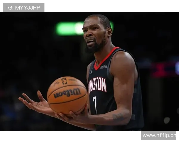 谢泼德与杜兰特击掌庆祝打得可以的默契配合引发全场欢呼